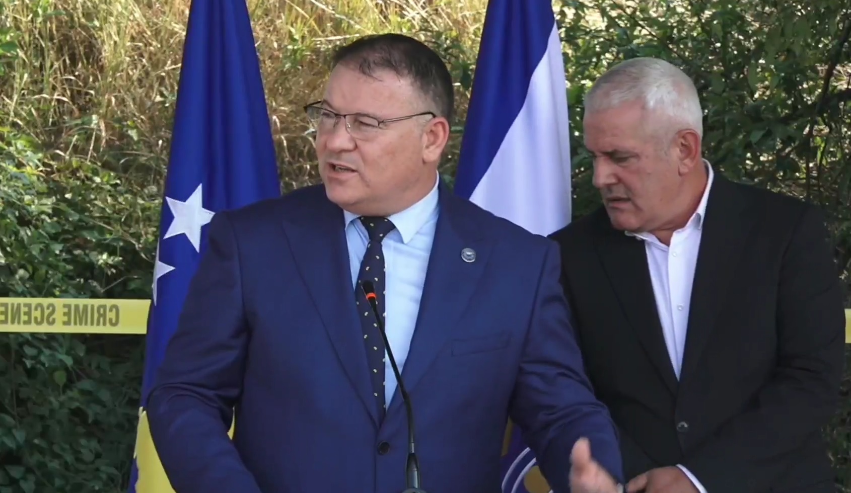 A ka lidhje armatimi i ekspozuar sot në veri me vrasjet e shqiptarëve? Flasin Hoxha e Sveçla