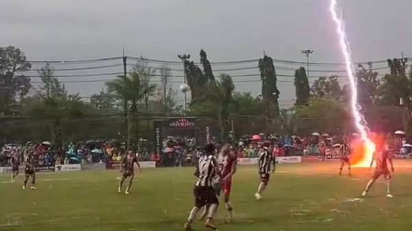 Futbollisti tajlandez vritet nga rrufeja gjatë ndeshjes