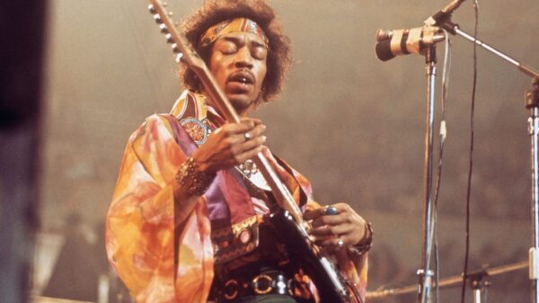 Zbulohen pamje të rralla të Jimi Hendrix në Woodstock, të filmuara fshehurazi nga skena (VIDEO)