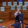 Momenti kur Time Kadriaj gjuan me vezë në drejtim të Albin Kurtit (VIDEO)