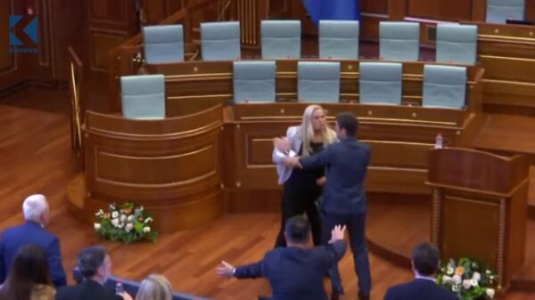 Momenti kur Time Kadriaj gjuan me vezë në drejtim të Albin Kurtit (VIDEO)