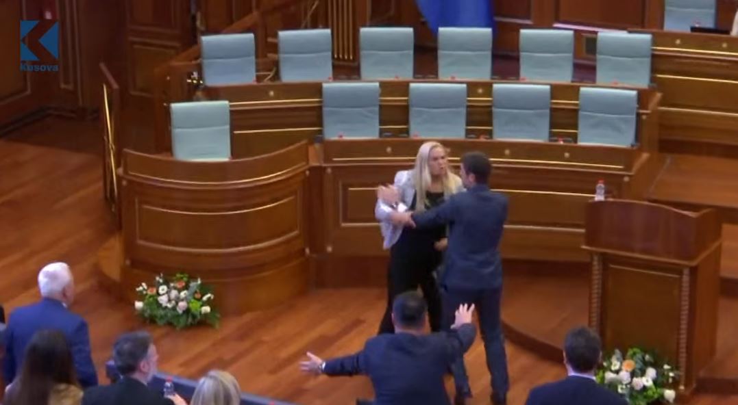 Momenti kur Time Kadriaj gjuan me vezë në drejtim të Albin Kurtit (VIDEO)