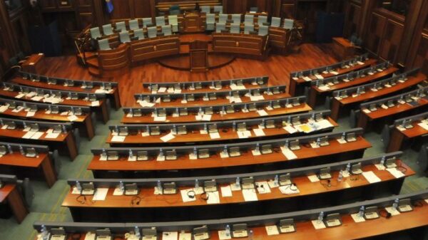 “Republika s’mund të mbahet peng” – Dhjetëra profesorë, akademikë e intelektualë kërkojnë mbrojtje të rendit kushtetues