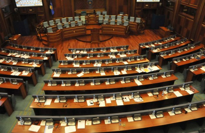 “Republika s’mund të mbahet peng” – Dhjetëra profesorë, akademikë e intelektualë kërkojnë mbrojtje të rendit kushtetues