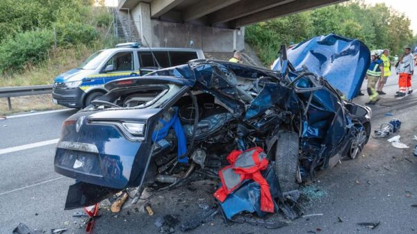 Një person bie nga ura në autostradë dhe vdes, 7 të tjerë lëndohen rëndë në aksidentin zinxhir