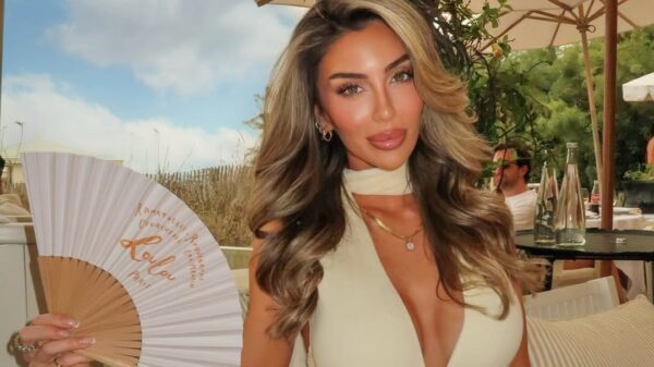 Fustani i guximshëm i Lauren lë pak vend për imagjinatë