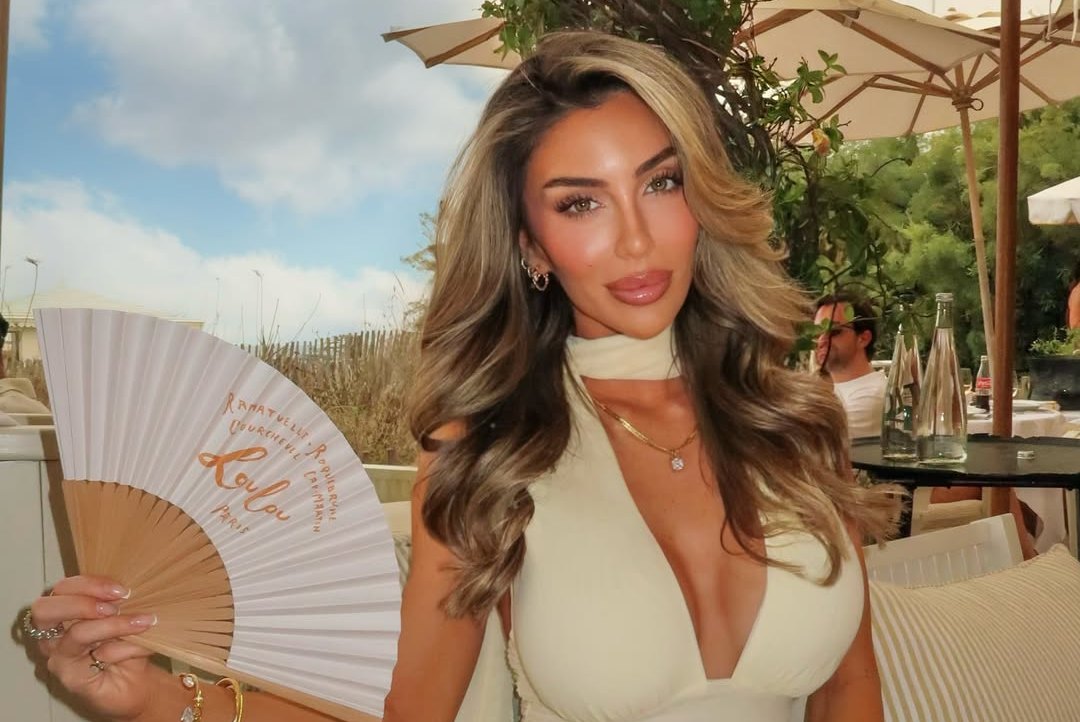 Fustani i guximshëm i Lauren lë pak vend për imagjinatë