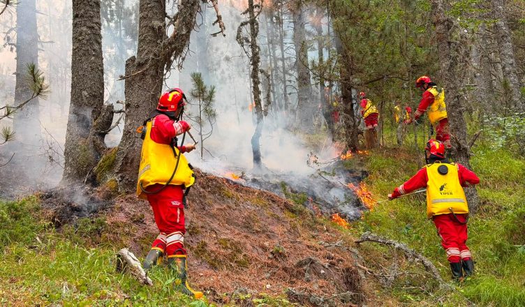Shqipëria ende në luftë me zjarre, 10 vatra mbeten aktive