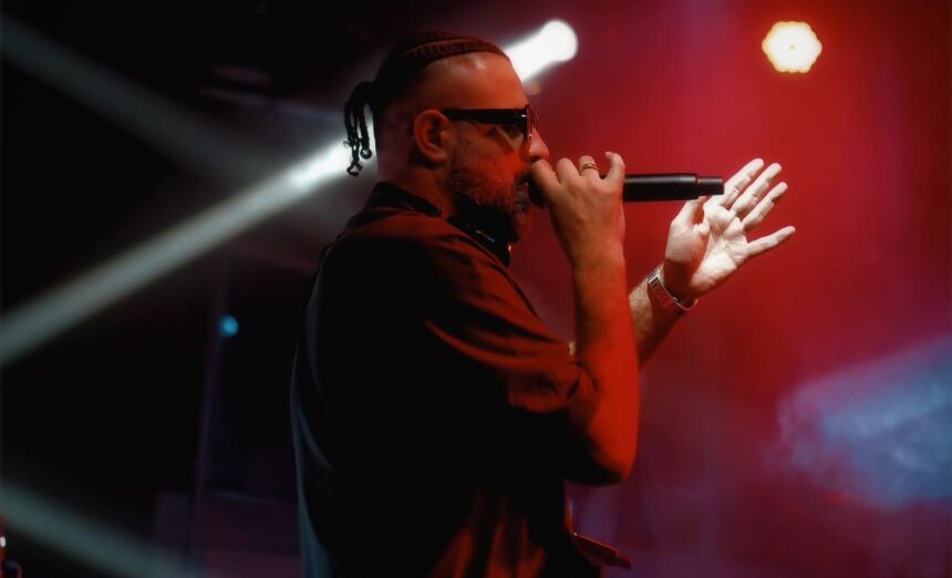 MC Kresha heq nga dora orën për t’ia dhuruar fansit