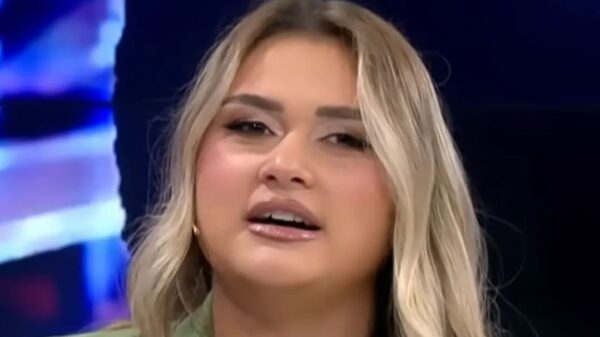 Pas ndarjes, Neda kërkon ndjesë për iluzionin e familjes perfekte