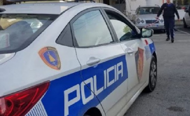 Thyen arrestin në shtëpi dhe kryen 8 vjedhje brenda një jave, kapet 20-vjeçari në Tiranë