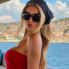 Modelja kritikohet nga fansat, lahet pa bikini në prani të babait