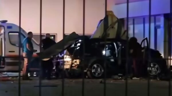 Pamje nga vendi i shpërthimit të veturës në Gjilan