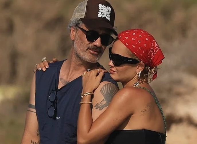 Rita Ora shijon jahtin në Ibiza, fotografohet me Taikan