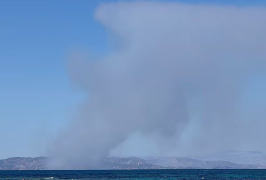 Dy të vdekur nga zjarret që kapluan ishullin grek të Salaminës
