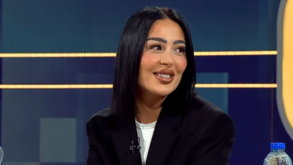 Dikur në hapat e parë të karrierës, sot një nga moderatoret më të komentuara në Kosovë
