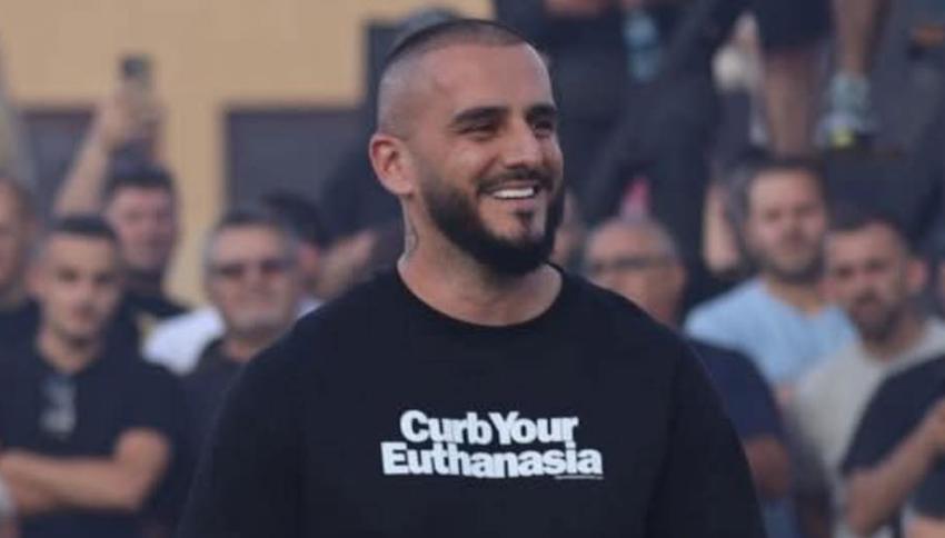 Arian Agushi sulmohet keq, kap armët në dorë