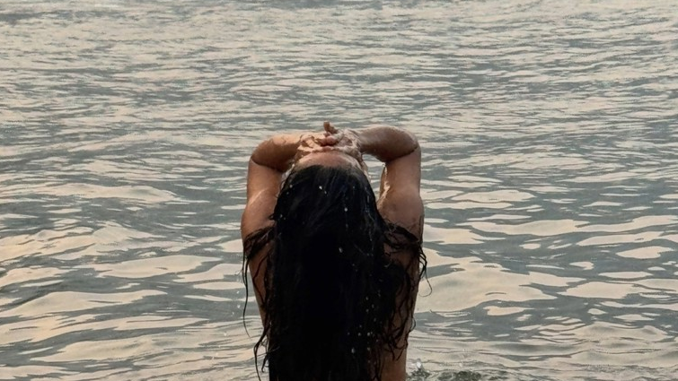 Aktorja e famshme i vuri flakën Internetit, festoi ditëlindjen me foto nudo