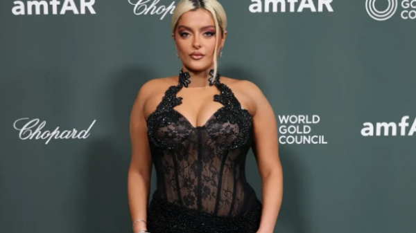 Bebe Rexha shkëlqen në mbrëmjen e amfAR në Venecia