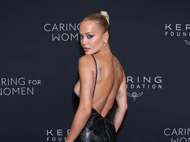 Rita Ora mahnit me dukjen në New York