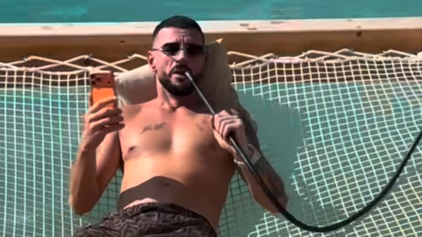 Stresi shfaqet duke shijuar pushimet luksoze, me para e shisha në dorë
