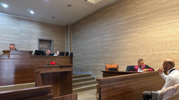 Vali Corleone në bankën e të akuzuarit për narkotikë – Anita Corleone i qëndron pranë në gjykatore
