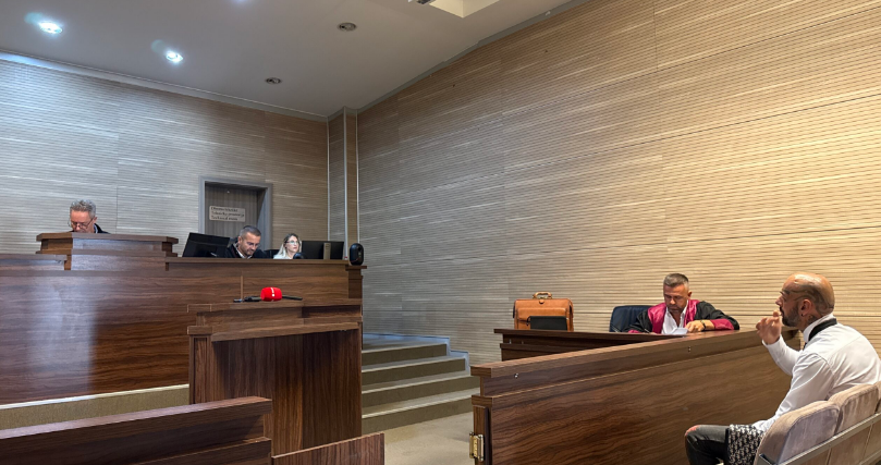 Vali Corleone në bankën e të akuzuarit për narkotikë – Anita Corleone i qëndron pranë në gjykatore